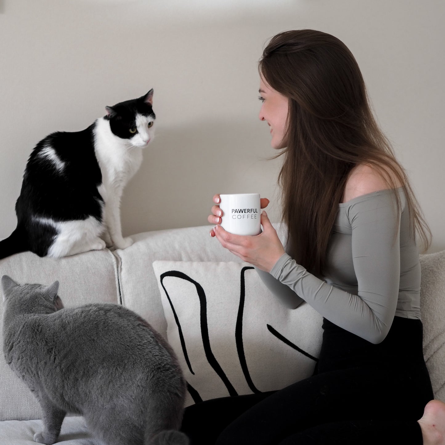 Katzenmama mit Katzen und stylischer Tasse aus Keramik mit Katzenliebhaber Spruch