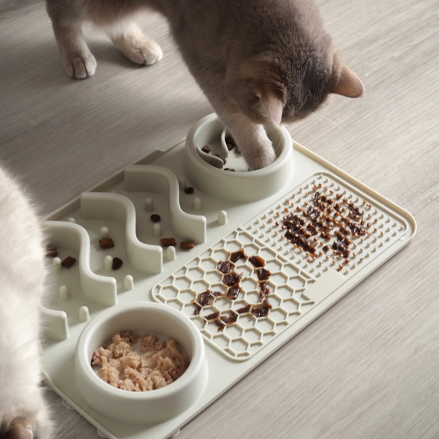 Fummelbrett für Katzen zur Beschäftigung mit Nassfutter, Leckerlis, Pasten und Süppchen
