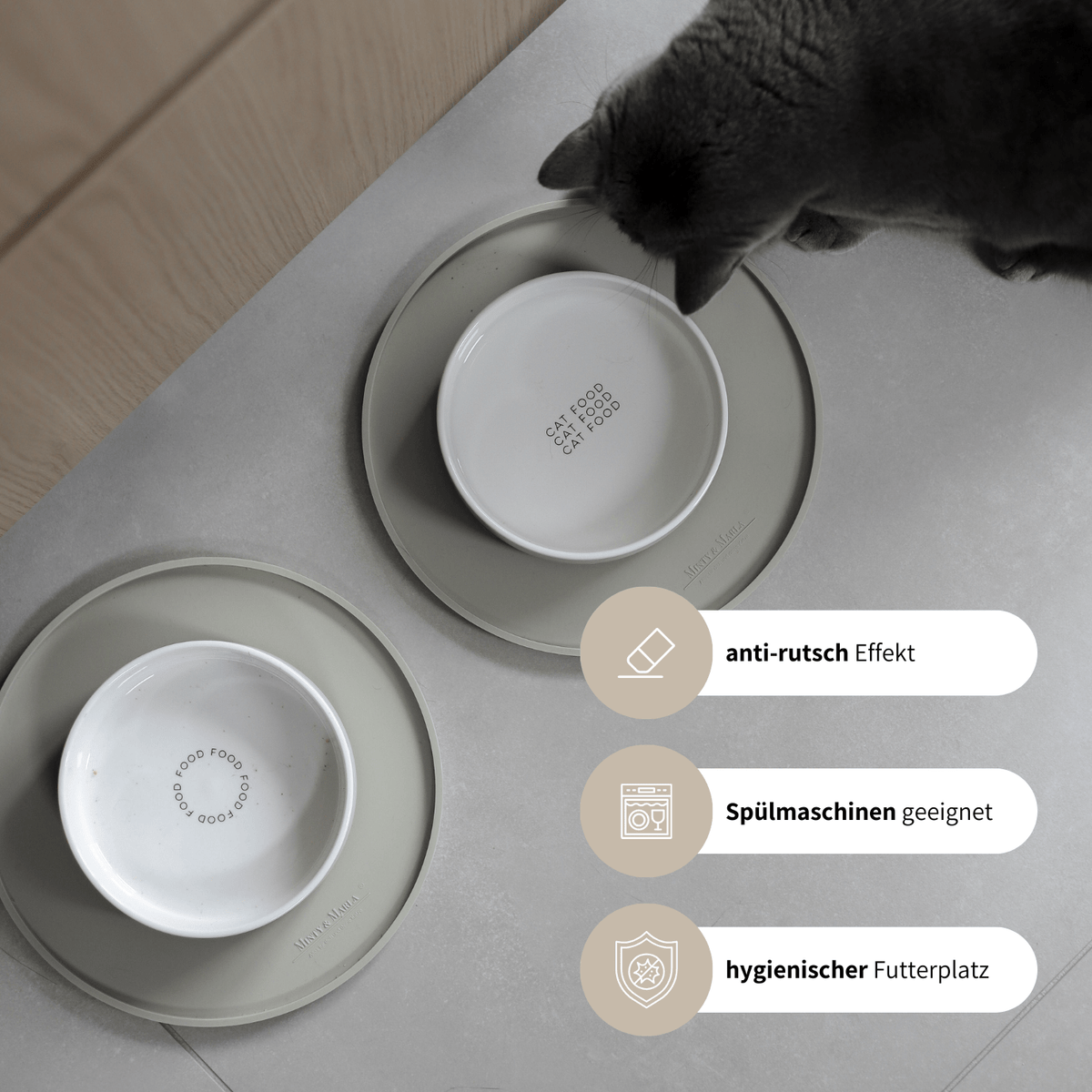 Beige Napfunterlagen mit anti-rutsch Funktion, mit weißen Keramiknäpfen, mit Aufdruck auf grauen Fließen