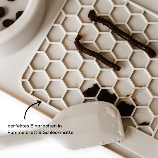 Spatel zum Verstreichen von Leckerlies für eine Schleckmatte und ein Fummelbrett für Katzen.