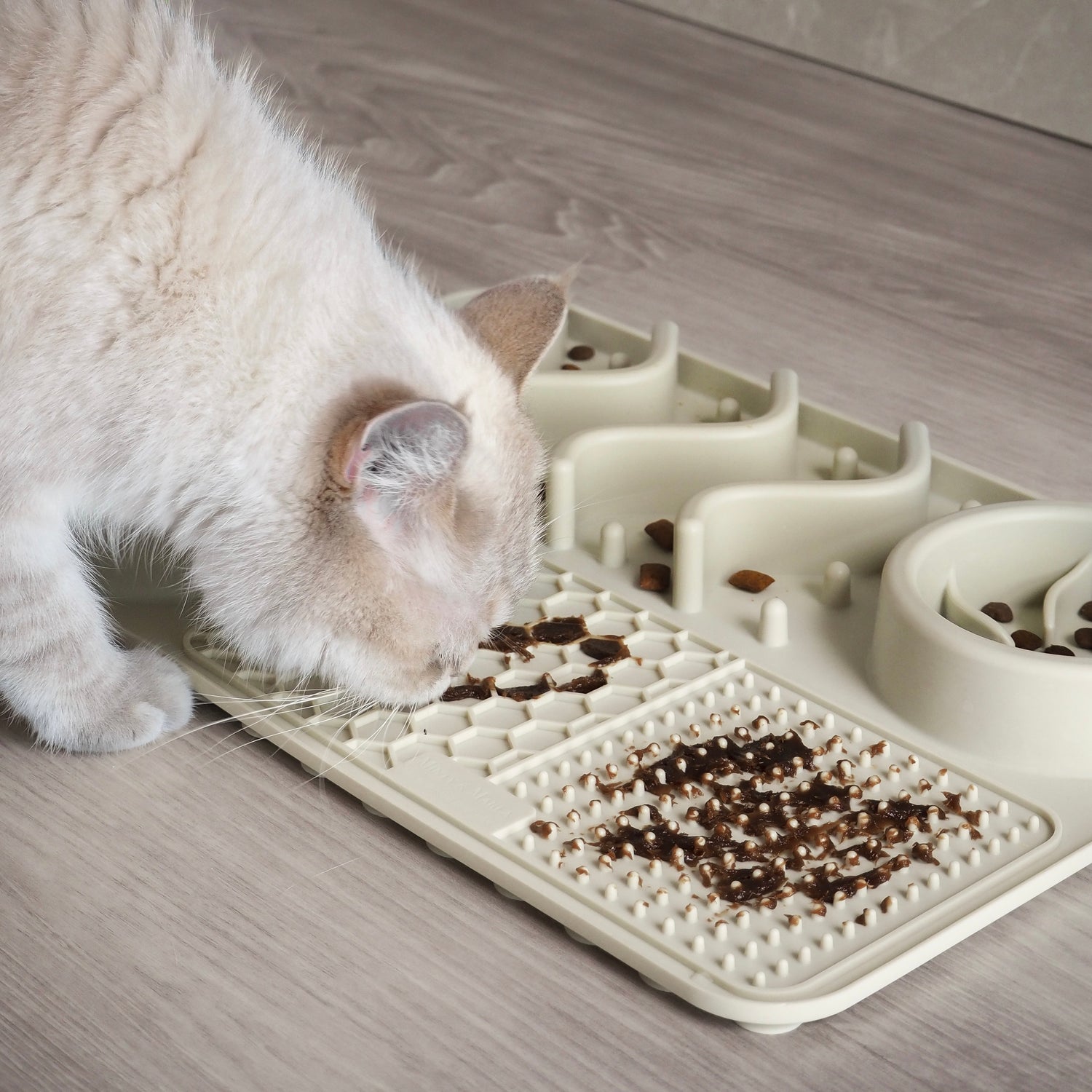Fummelbrett für Katzen zur Beschäftigung mit Nassfutter, Leckerlis, Pasten und Süppchen