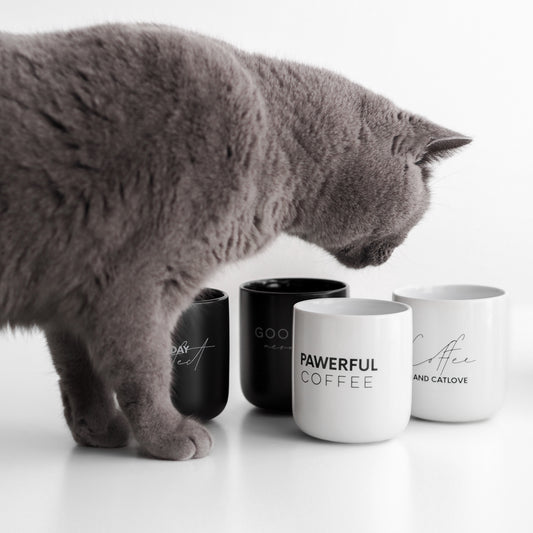 Katze mit Tassen aus Keramik für Katzenliebhaber mit süßen Katzensprüchen