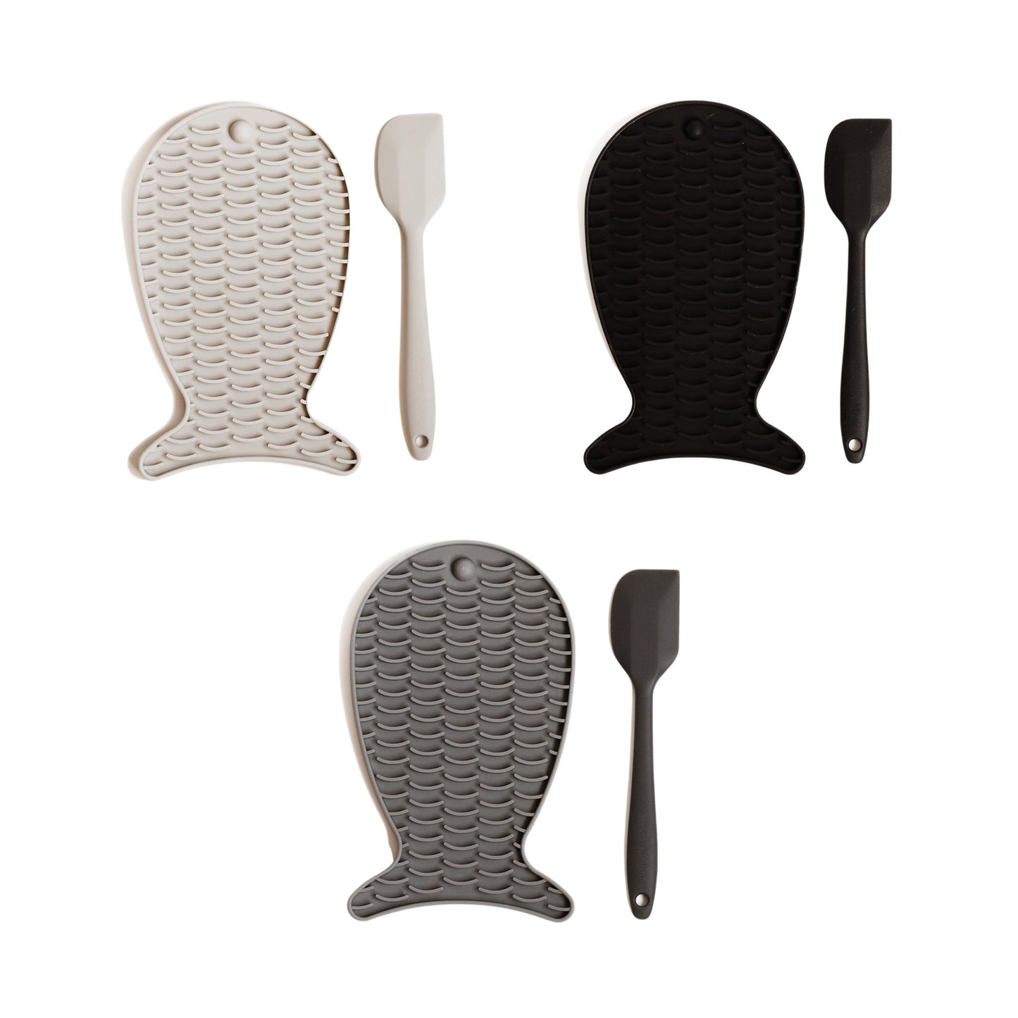 Drei Schleckmatten zr Beschäftigung für Katzen mit passendem Spatel in den Farben beige, schwarz und grau.