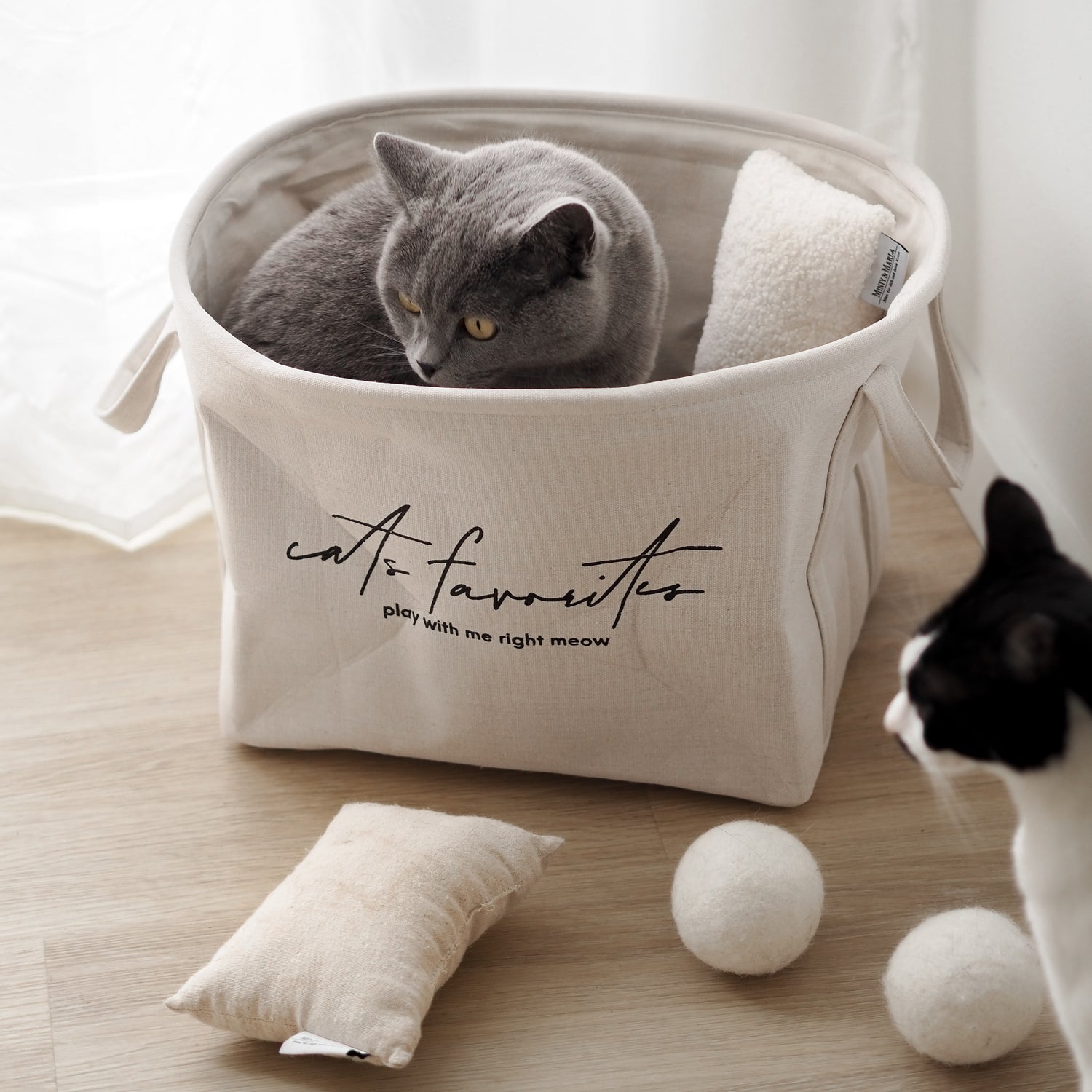 Katzen spielen in schönem Aufbewahrungskorb für Katzenspielzeuge aus Leinenstoff