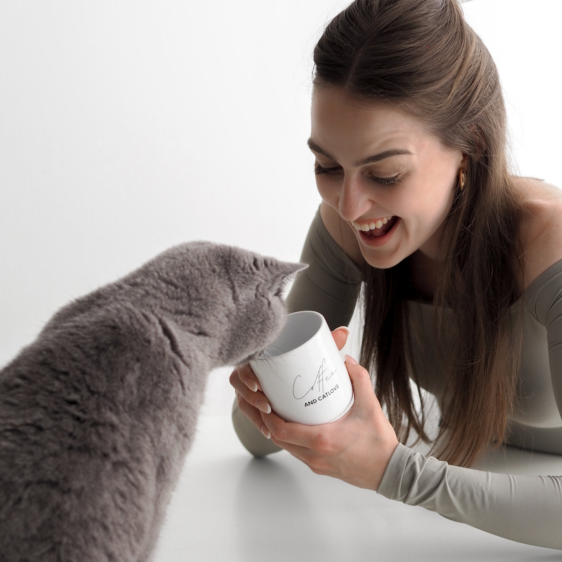Katzenmama mit Katze und weißer Tasse aus Keramik mit Katzenspruch