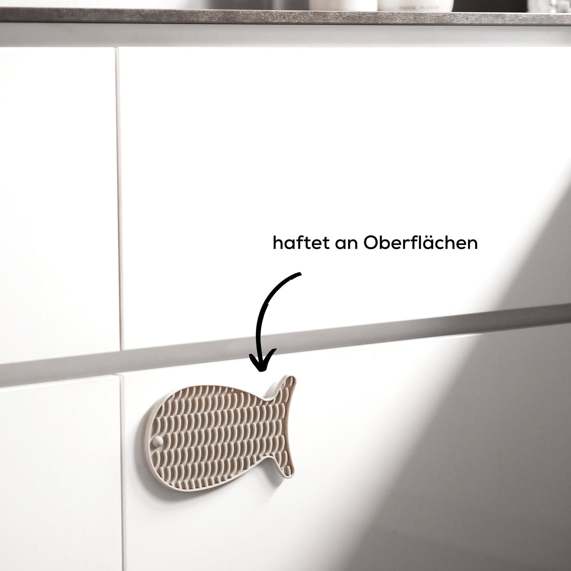 Beige Schleckmatte zur Beschäftigung von Katzen mit Leckerlies und Katzenfutter.
