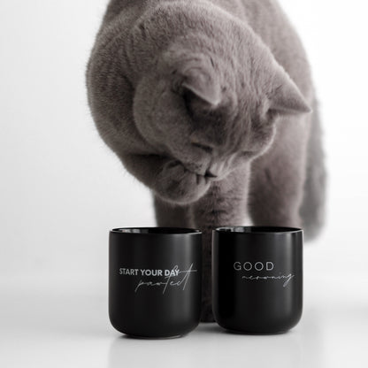 Katze mit schwarzen Tassen aus Keramik für Katzenliebhaber