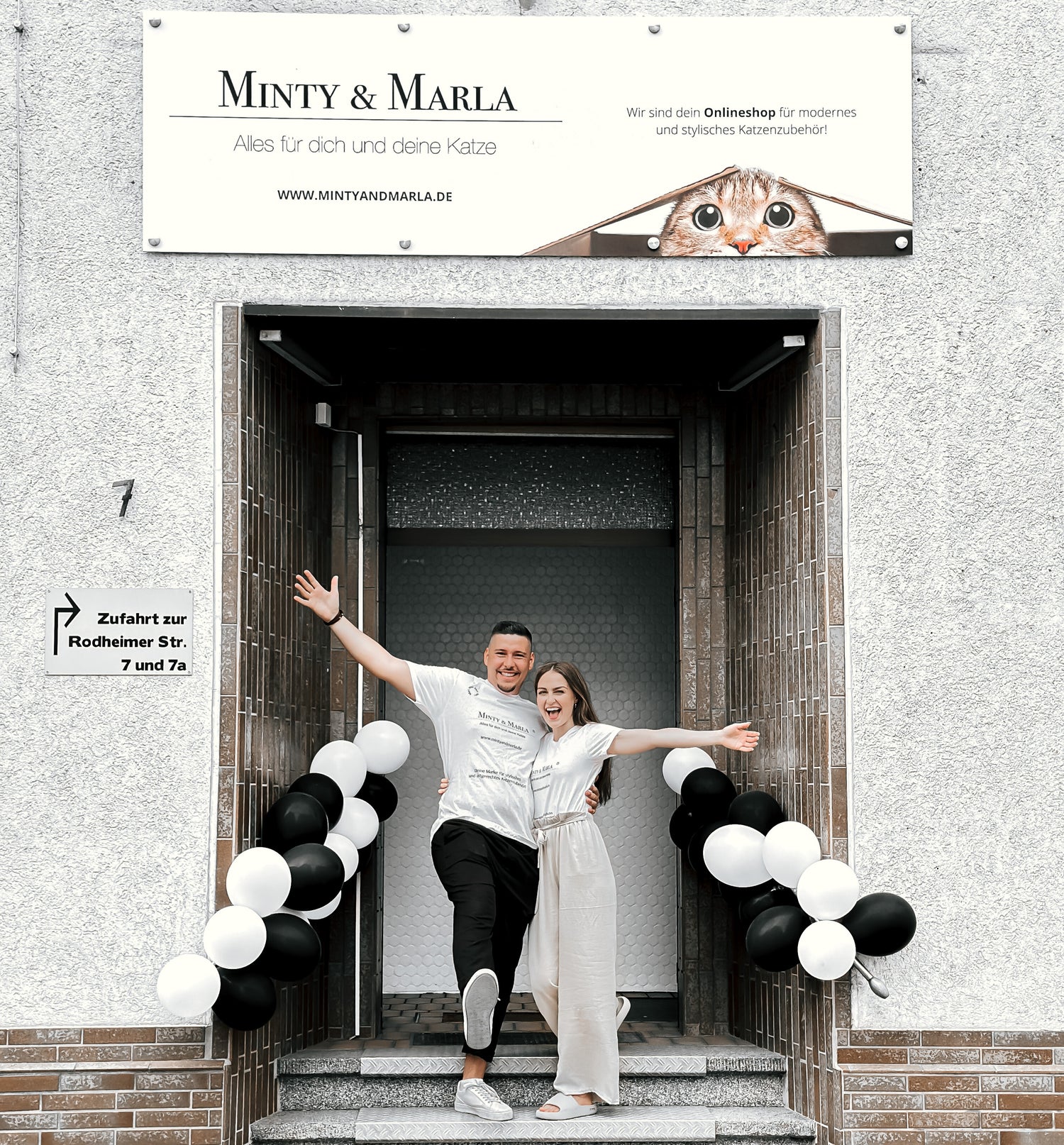 Die Gründer, Marleen und Marc, vor dem Eingang zum Versandlager der Katzenprodukte von ihrer Marke "Minty & Marla - Alles für dich und deine Katze"