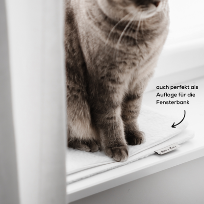 Auflage für Fensterbank für Katzen, auf der eine Katze einen Schlafplatz hat