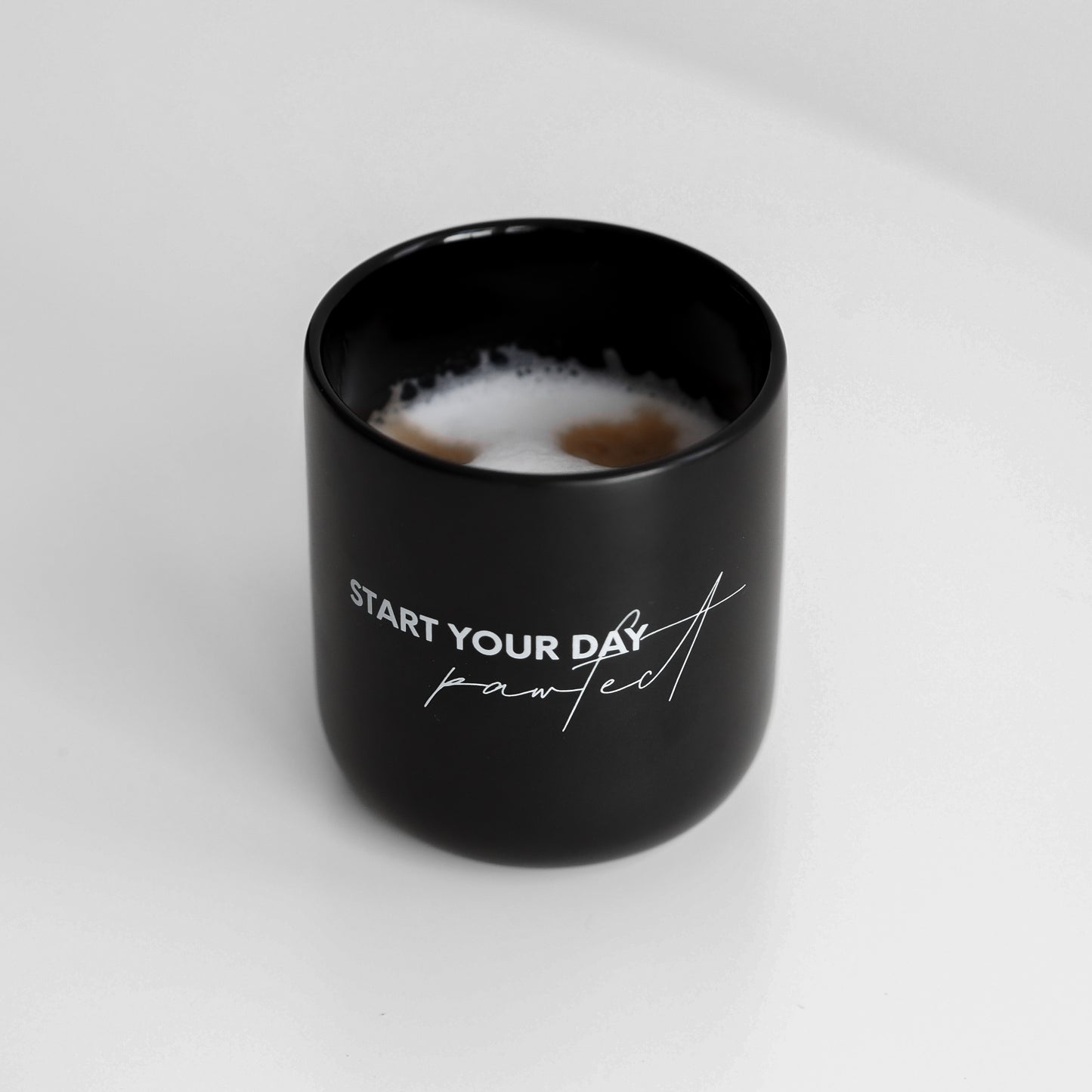 schwarze Tasse aus hochwertigem Keramik mit stylischem Aufdruck für Katzenliebhaber