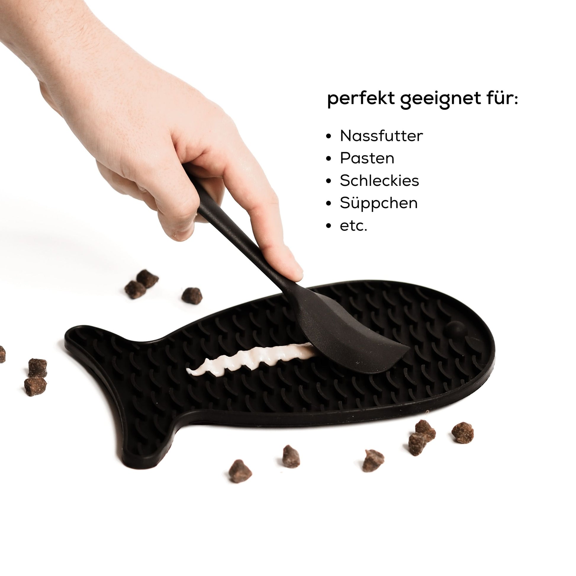 Schwarze Schleckmatte zur Beschäftigung von Katzen mit Leckerlies und Katzenfutter.