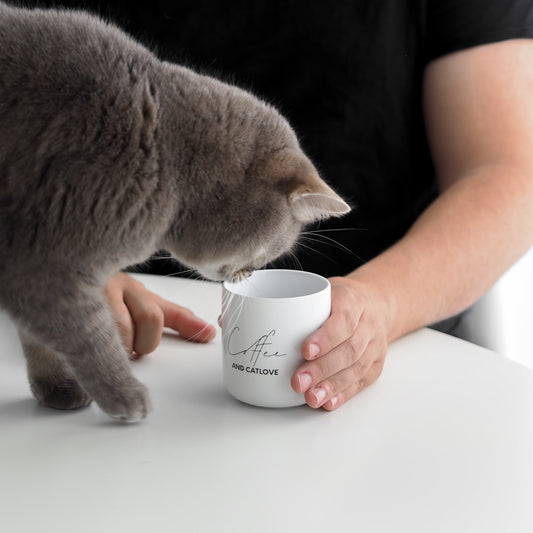 Katze mit Tasse aus eißem Keramik mit süßem Katzenspruch für Catlover