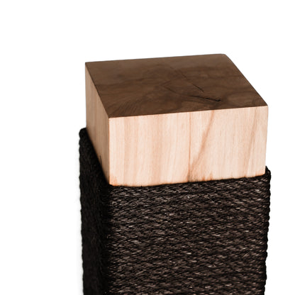 Eine Nahaufnahme einer Naturkratzsäule für Katzen aus echtem Holz mit schwarzem Sisalseil.