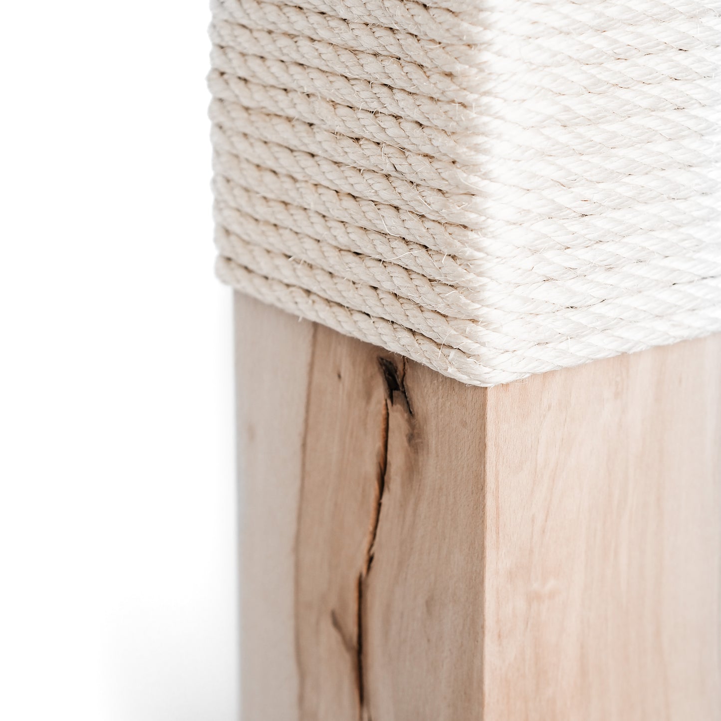 Eine Nahaufnahme einer Naturkratzsäule für Katzen aus echtem Holz mit hellem Sisalseil.