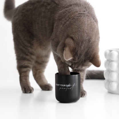 Katze mit schwarzer Keramiktasse mit Catlover Aufdruck