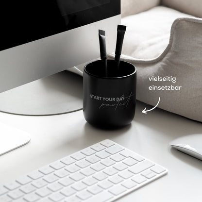 Schwarze Kaffeetasse für Katzenliebhaber aus Keramik.