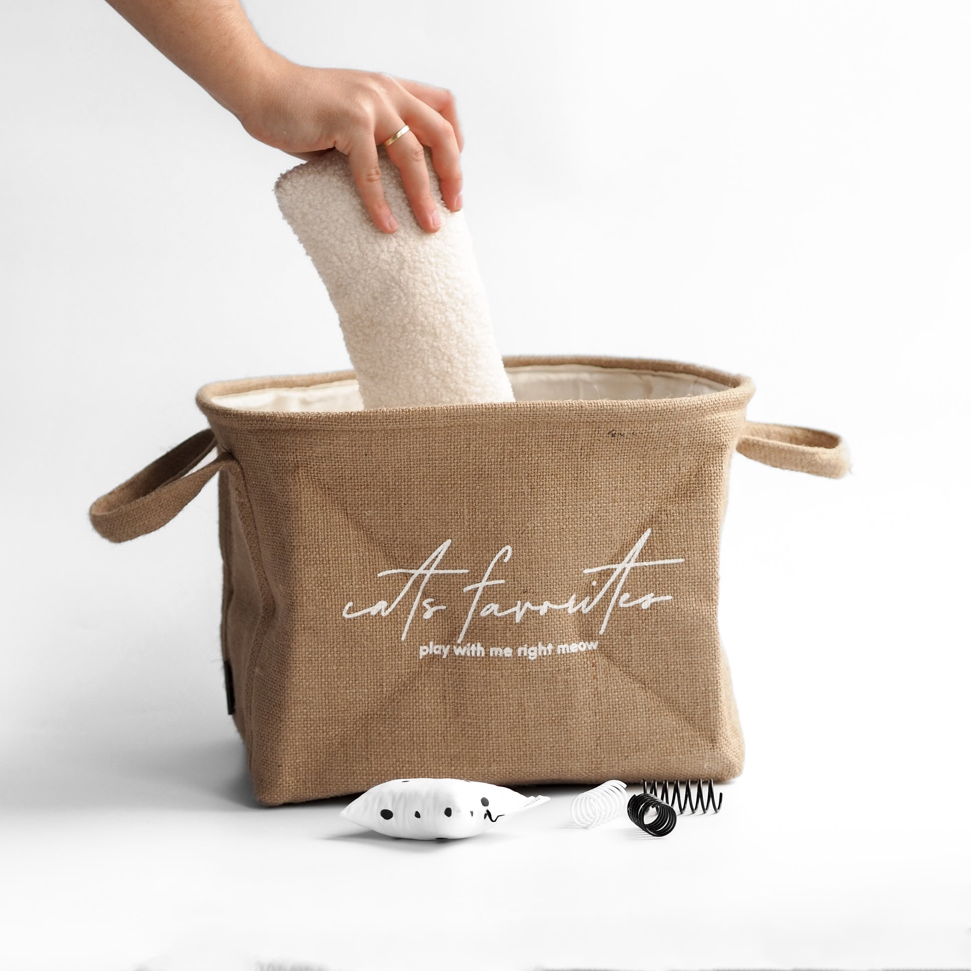 Aufbewahrung für Katzenspielzeuge aus Jute mit dem Aufdruck "Cats Favorites"