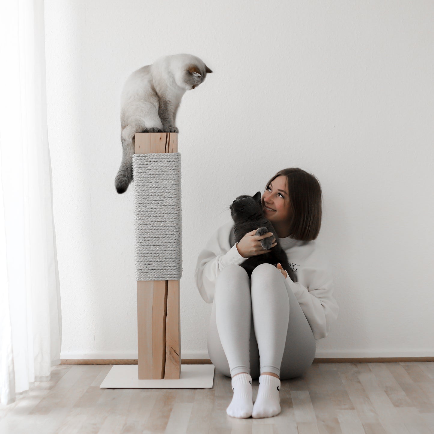 Hochwertige Kratzmöbel und Kratzsäulen für Katzen für eine stylische und moderne Wohnung.