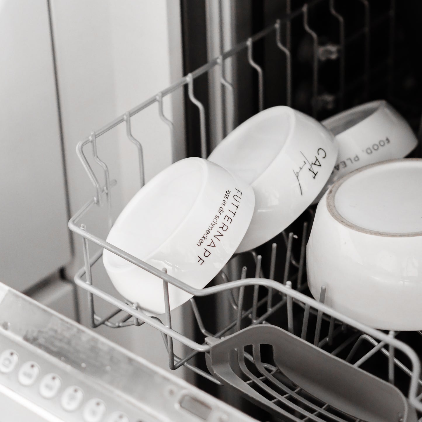 Weiße Keramiknäpfe für Katzen in der Spülmaschine.