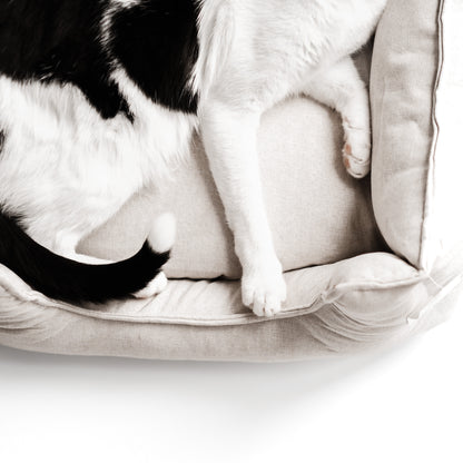 Katze schläft in schönem, hochwertigem Körbchen für Katzen aus Leinenoptik.