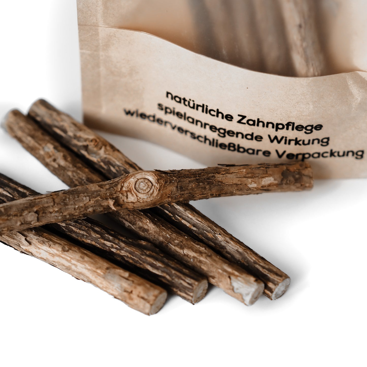 Kleine Hölzer namens Matatabi Sticks, welche ein natürliches und spielanregendes Spielzeug für Katzen sind, liegen vor einem weißen HIntergund.