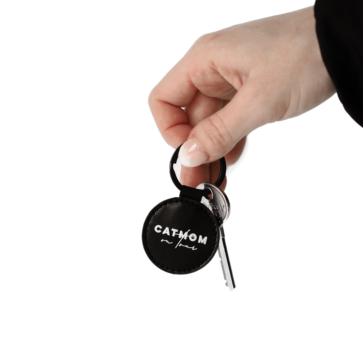Eine Hand hält einen schwarzen Schlüsselanhänger für Catmom und Katzenliebhaber