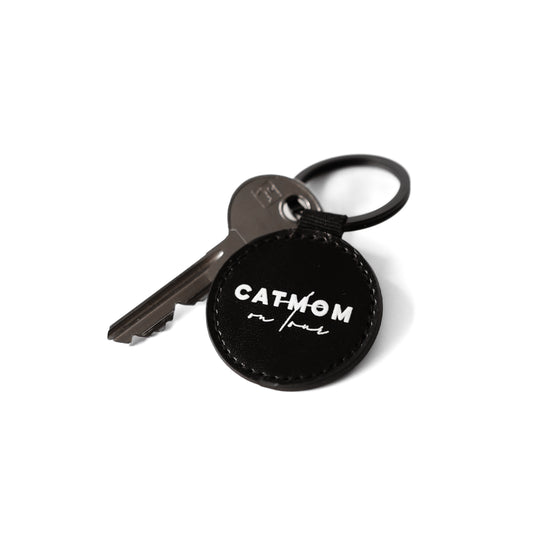 Schwarzer Schlüsselanhänger für Katzenbesitzer mit Aufdruck "Catmom on Tour"