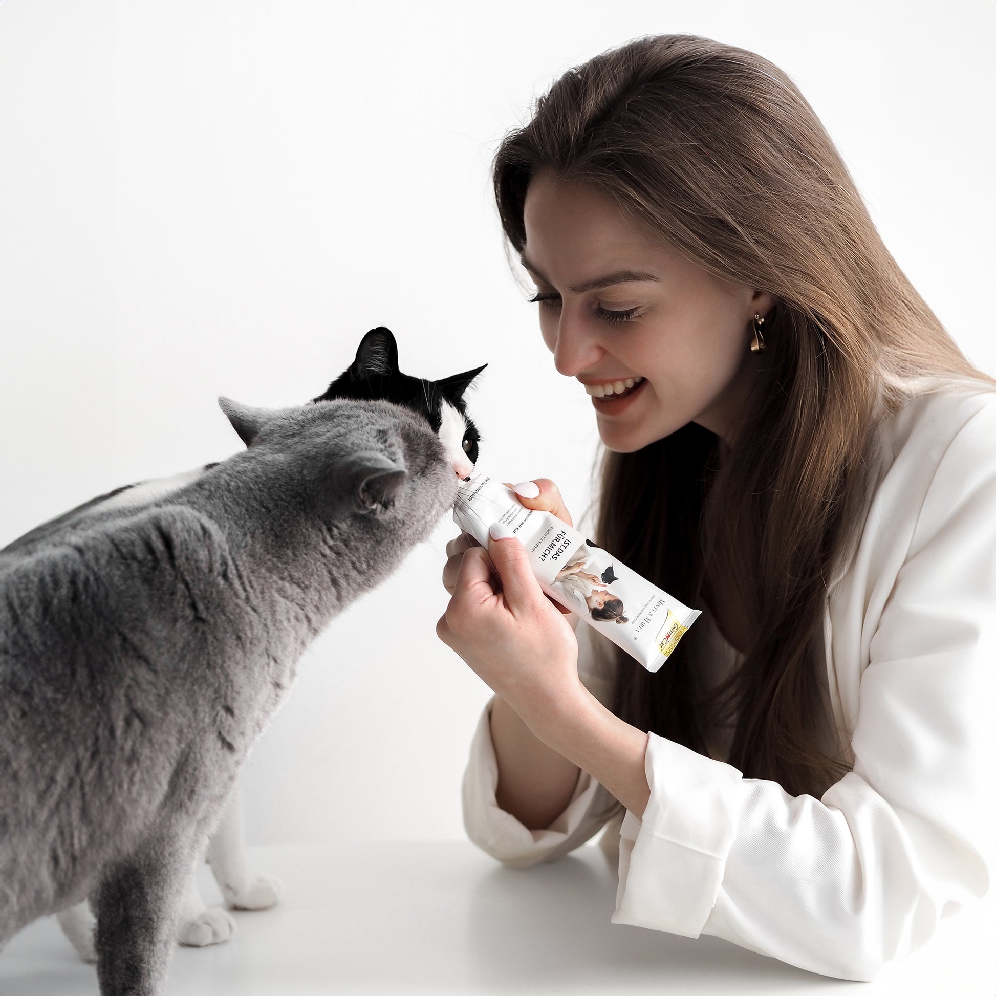 Paste für Katzen als Leckerlie mit Katzenminze und Multi-Vitamin.