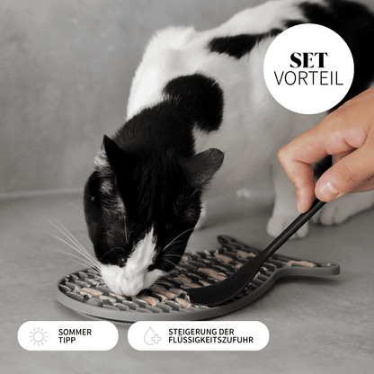 Katze schleckt an Leckmatte für Katzen mit Sommer Snacks