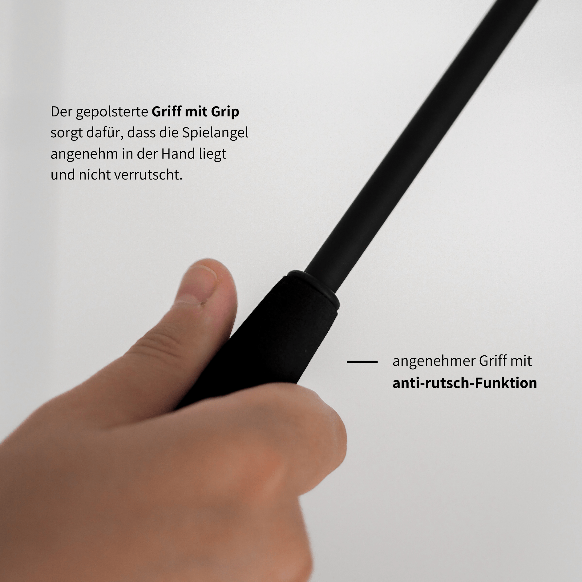Nahaufnahme des gepolsterten, schwarzen Griffs mit anti-rutsch Funktion der Spielangel für Katzen